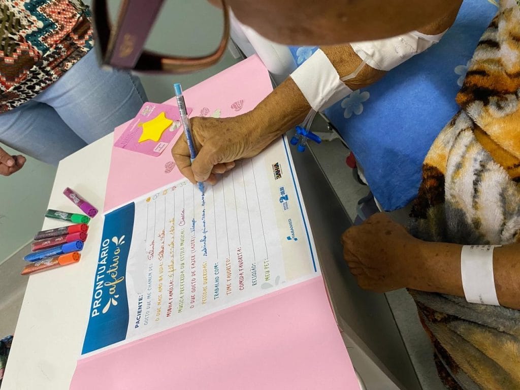 Paciente elaborando o seu Prontuário Afetivo junto com familiar e psicóloga